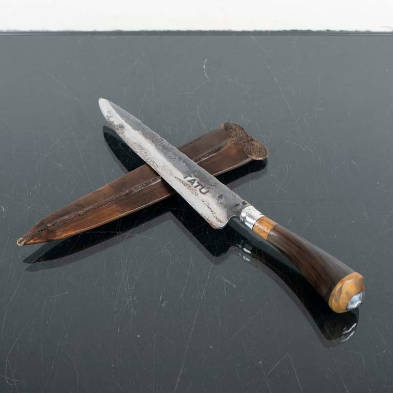 Cuchillo Tatu con vaina de cuero y mango de guampa y madera