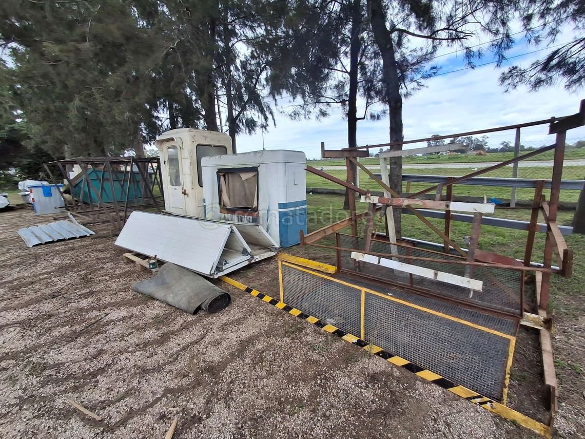 Lote de Estructuras Metálicas y Materiales de Construcción