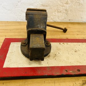 Lote #076 – Morsa de mesa con base de hierro - imagen 3