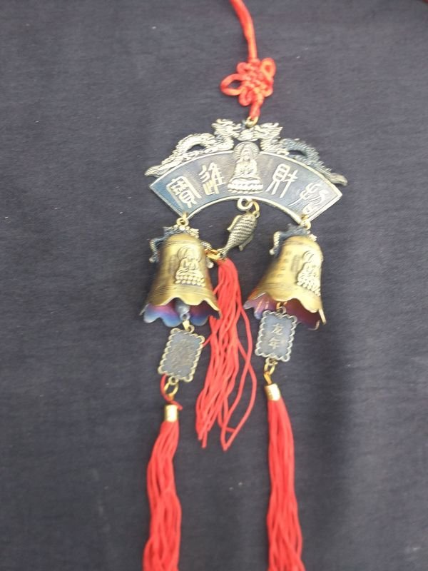 Adorno Feng Shui con 6 Cascabeles y Borlas Rojas