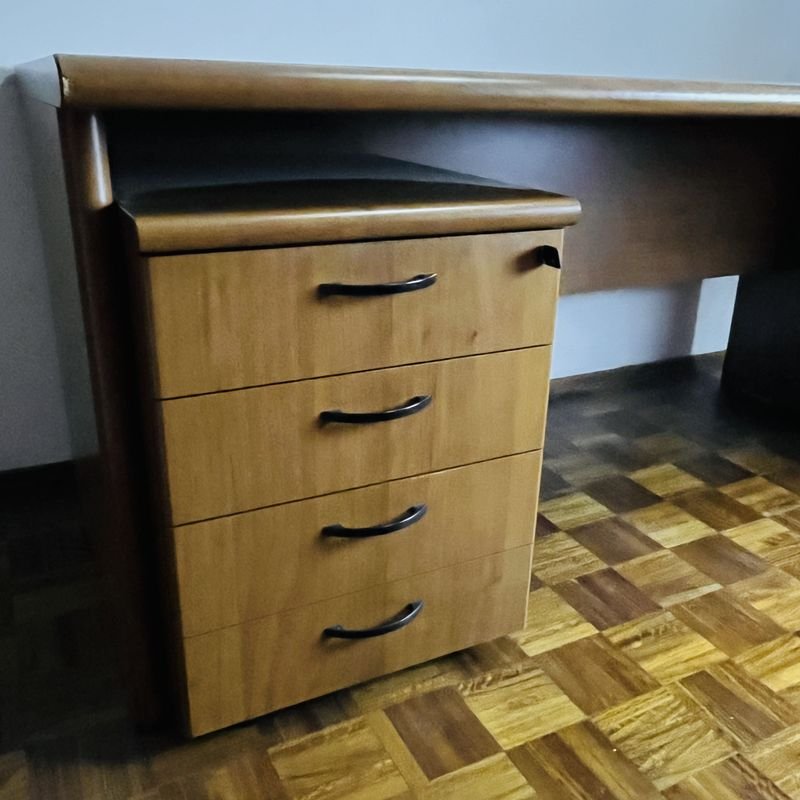 Escritorio y mueble cajonero de madera con cerradura - imagen 4
