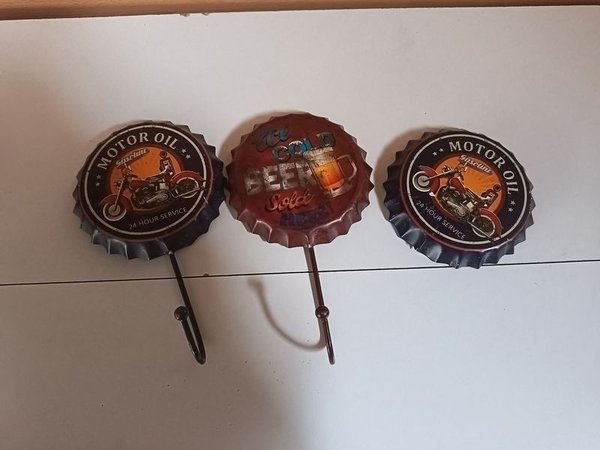 Lote de 3 Adornos Metálicos con Forma de Tapa de Cerveza y Motor Oil