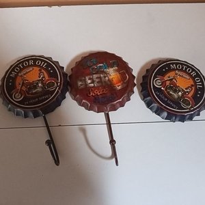 Lote de 3 Adornos Metálicos con Forma de Tapa de Cerveza y Motor Oil - imagen 1