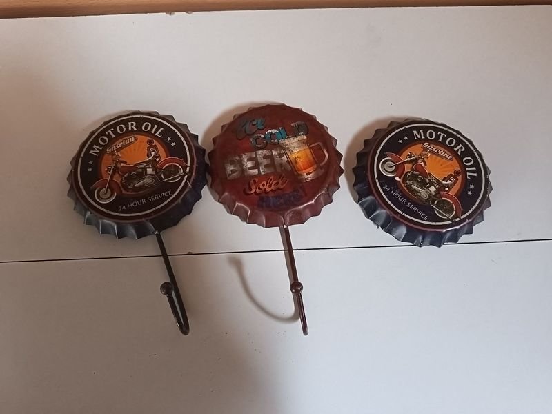 Lote de 3 Adornos Metálicos con Forma de Tapa de Cerveza y Motor Oil