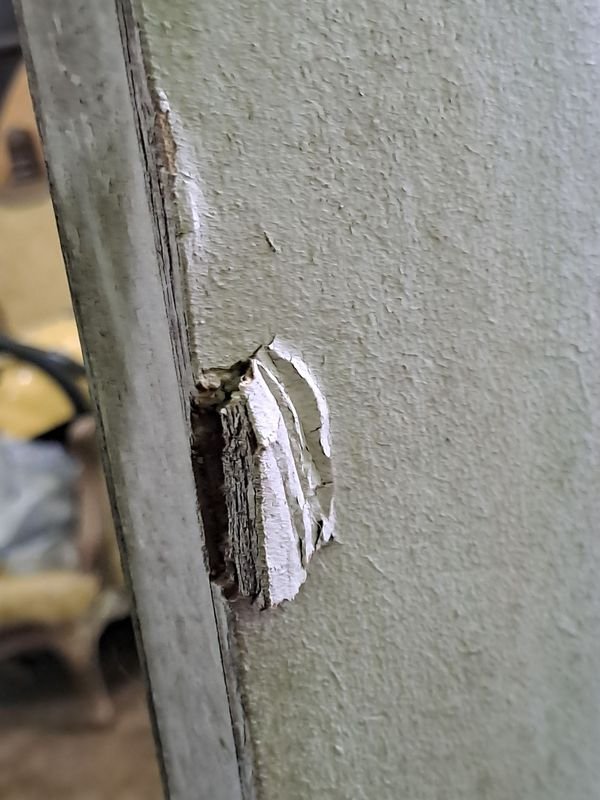 Puerta antigua con vidrio y detalles de madera - imagen 4