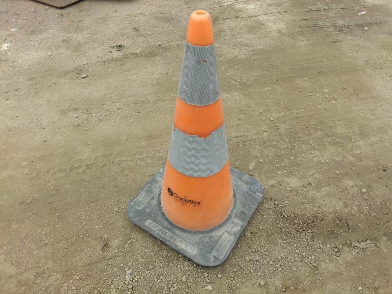 Cono de Señalización Naranja con Tiras Reflectantes