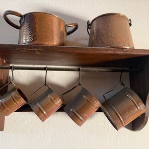 Repisa de Madera con Ganchos, 2 Jarras y 4 Tazas de Cobre - imagen 7