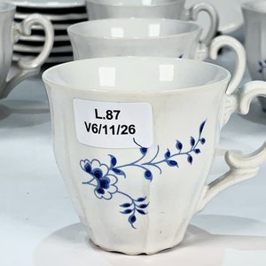 Nueve Pocillos de Losa Blanca con Decoración Floral Azul y Siete Platillos - imagen 2