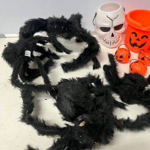 Set Halloween: 6 Arañas Peludas Decorativas y 5 Cubos (Cráneo, Calabaza) - imagen 6