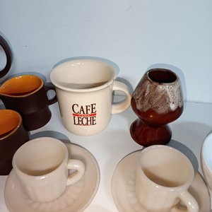 Lote de Vajilla: Jarra Marrón, Tazas, Platos y Cuencos Decorados - imagen 4