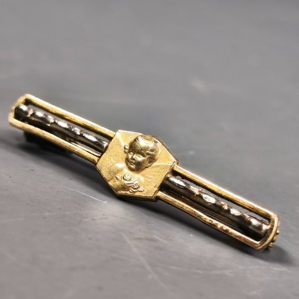 Pequeño Prendedor enchapado en oro con broche de plata. Completo y en buen estado. Medida: 3.5cm largo