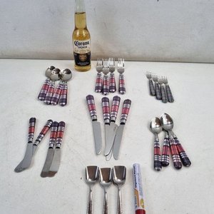 Set Completo 27 Piezas Cubiertos Acero Inoxidable Mangos Cuadros Rojo Blanco - imagen 2