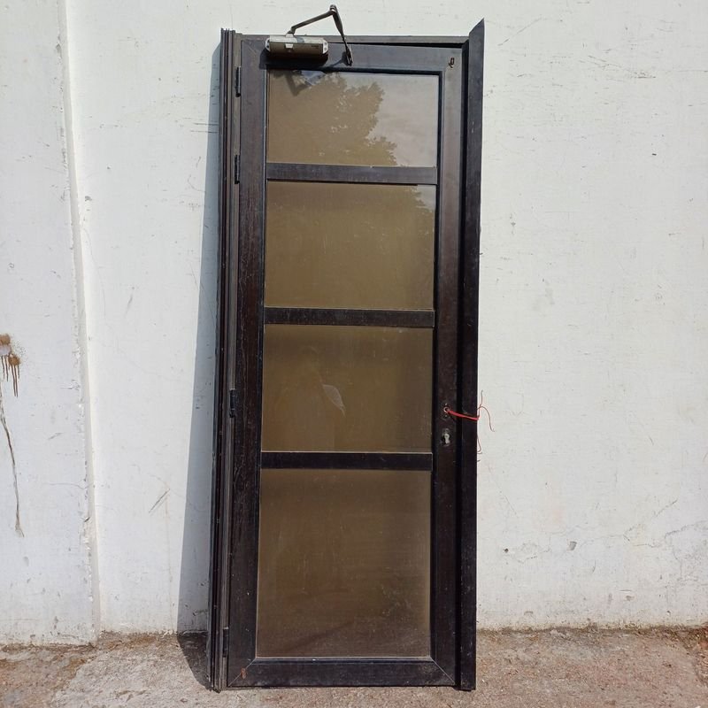 Lote siguiente: Puerta de Aluminio y Vidrio con Brazo Hidráulico