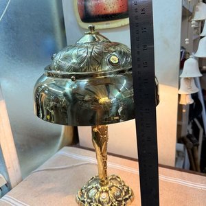 Lámpara de Mesa Antigua en Bronce con Pantalla Repujada y Cabujones - imagen 7