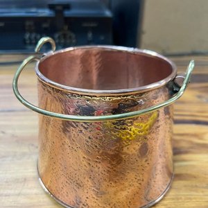Lote siguiente: Olla Antigua de Cobre Martillado con Asa