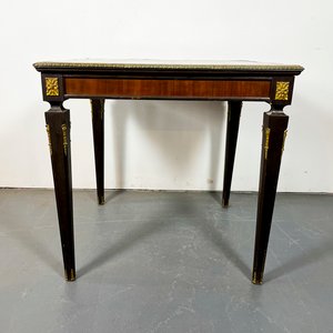 Lote siguiente: Mesa Inglesa Antigua de Caoba con Marqueterie y Apliques de Bronce