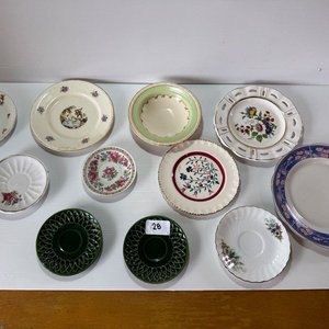 Lote siguiente: Lote de Platos de Cerámica con Diseños Florales y Escenas