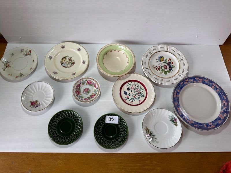 Lote de Platos de Cerámica con Diseños Florales y Escenas