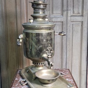 Gran Samovar Ruso de Bronce con Bandeja y Recipiente, Sellado Batashev - imagen 1
