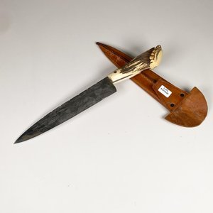 Lote siguiente: Cuchillo de Acero con Cabo de Guampa y Vaina de Cuero