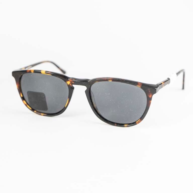 Lote siguiente: Lentes de sol Mytho con detalles