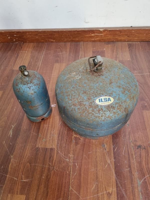 Lote anterior: Dos Garrafas de Metal Azul en Venta