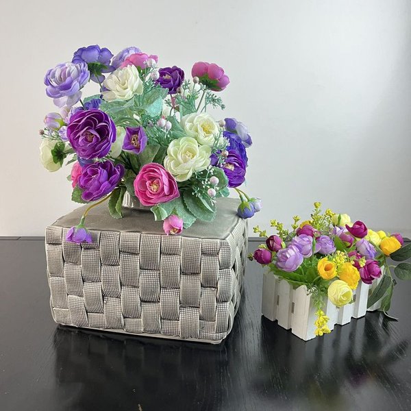 Canastas y floreros de cerámica con flores - imagen 1