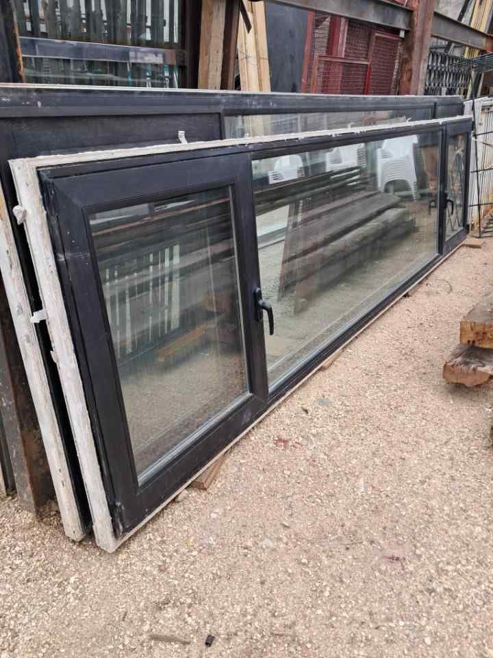 Ventana Doble Hoja Negra con Marco de Aluminio