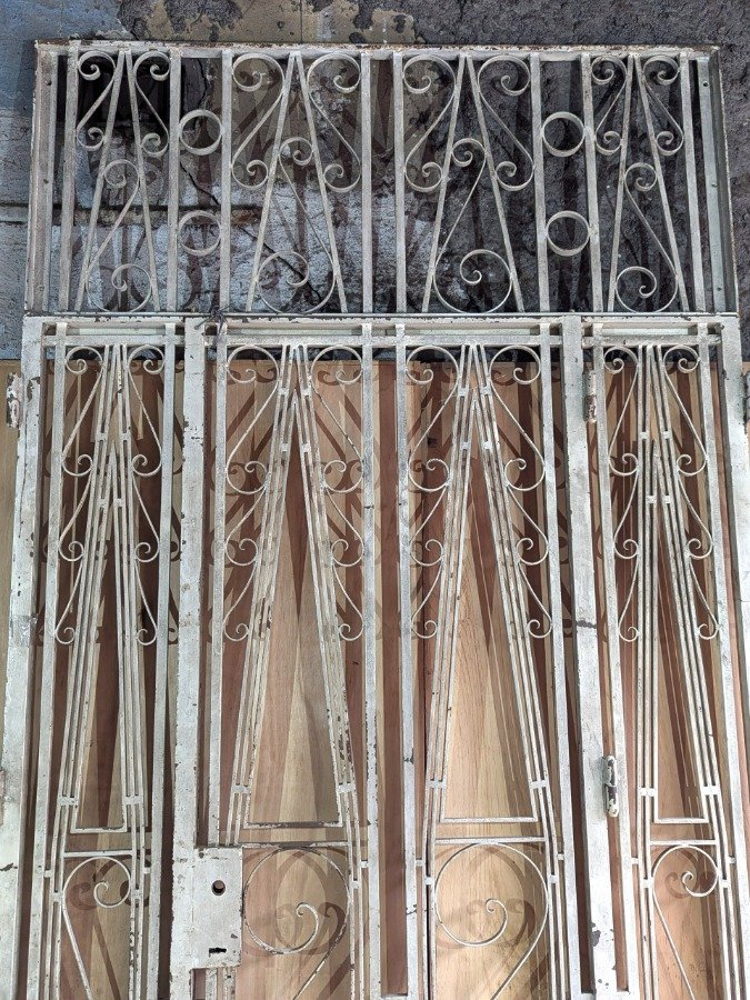 Puerta de hierro forjado con diseño en planchuela y cuadrados - imagen 3