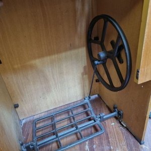 Máquina de Coser Singer Facilita Empotrada en Mueble de Madera con Mesa Rebatible - imagen 2