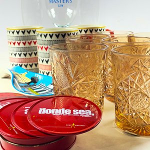 Lote de vasos vidrio color, tazas, copas y posavasos - imagen 3