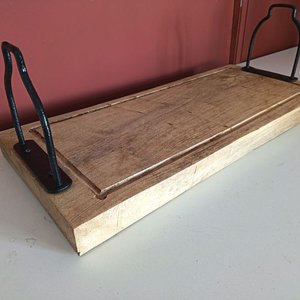 Tabla Artesanal de Madera con Asas Metálicas - imagen 2