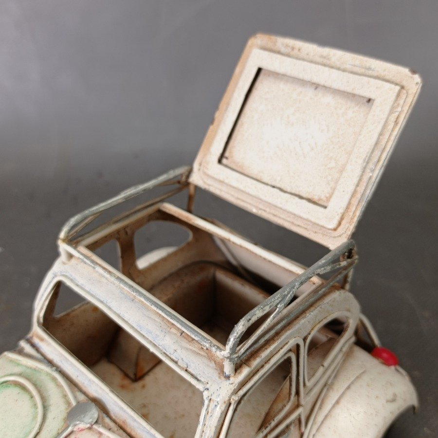 Miniatura de coche de hojalata con rueda auxiliar - imagen 3