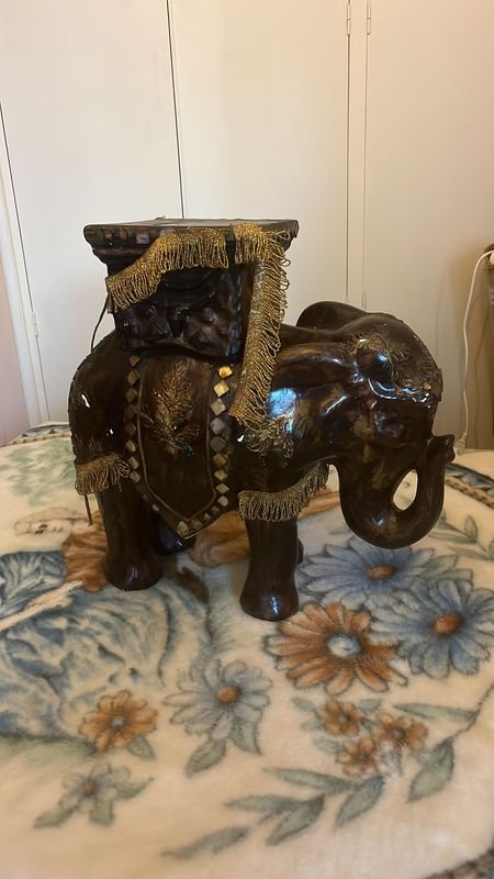 Lote siguiente: Pedestal con forma de elefante decorativo