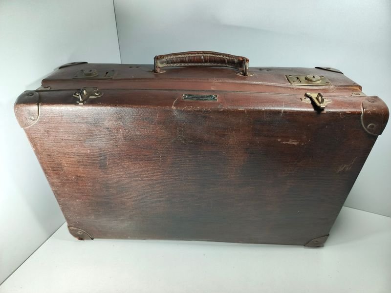 Lote siguiente: Valija de viaje en símil cuero con remaches y apliques