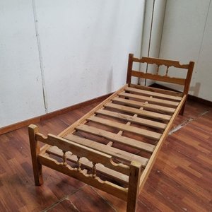 L 971 - Practica cama de madera de 1 plaza con respaldo y piecera calados y barrotes torneados (Medidas 190x80x31cm) - imagen 2