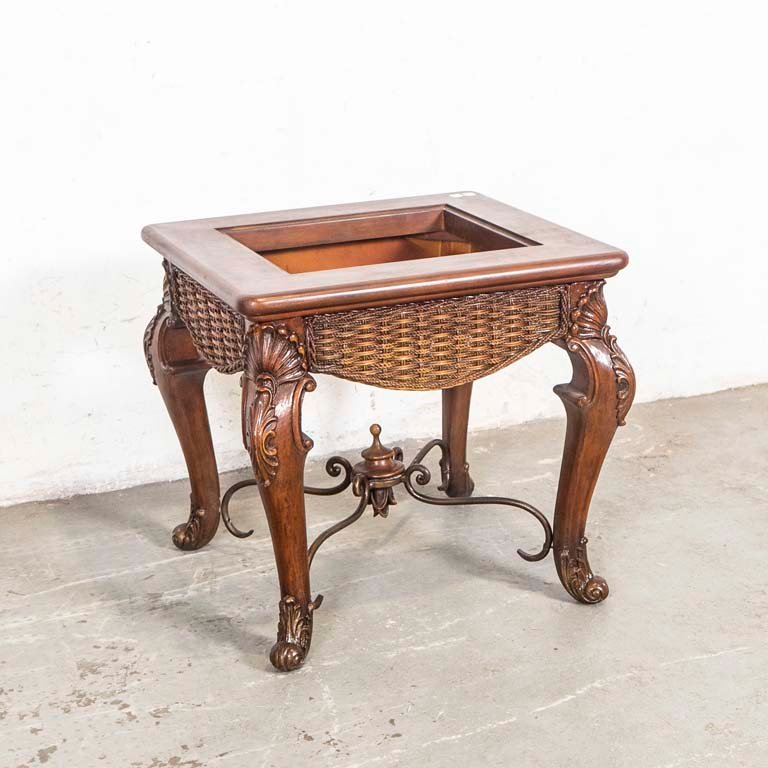 Lote siguiente: Mesa de living en madera y metal con detalles en la pintura