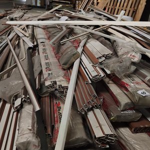 Lote de Perfiles de Aluminio y Otros Materiales para Construcción - imagen 4