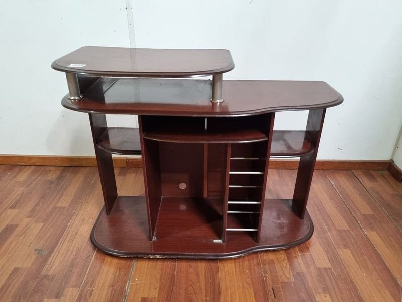 L 996 - Moderno escritorio para computadora en tono caoba, con diseño práctico para organizar su espacio (Medidas 114x45x89cm)