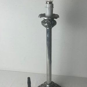 Lámpara de Sobremesa Antigua de Peltre Repujado - imagen 9