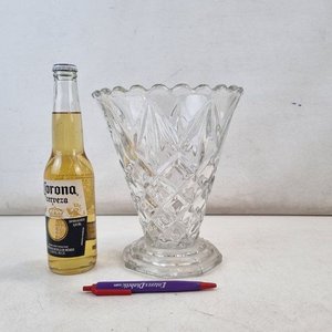 L 070 - Atractivo jarrón de cristal con delicados tallados ornamentales y borde ondulado (19 cm de altura) - imagen 4