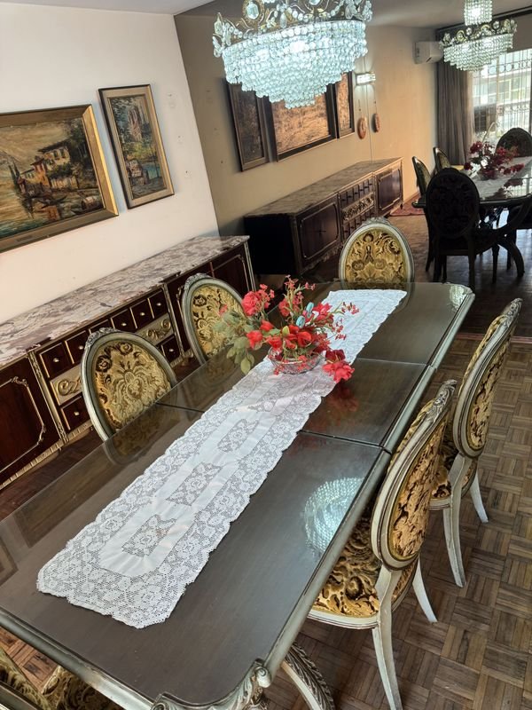 Excepcional juego de comedor estilo Francés con mesa extendible y 6 sillas tapizadas en Brocato - imagen 5