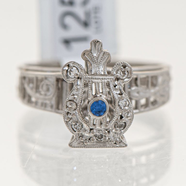 Lote anterior: Anillo de oro con zafiro y brillantes
