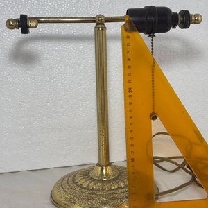 Lámpara de Mesa Clásica en Bronce con Doble Brazo - imagen 3