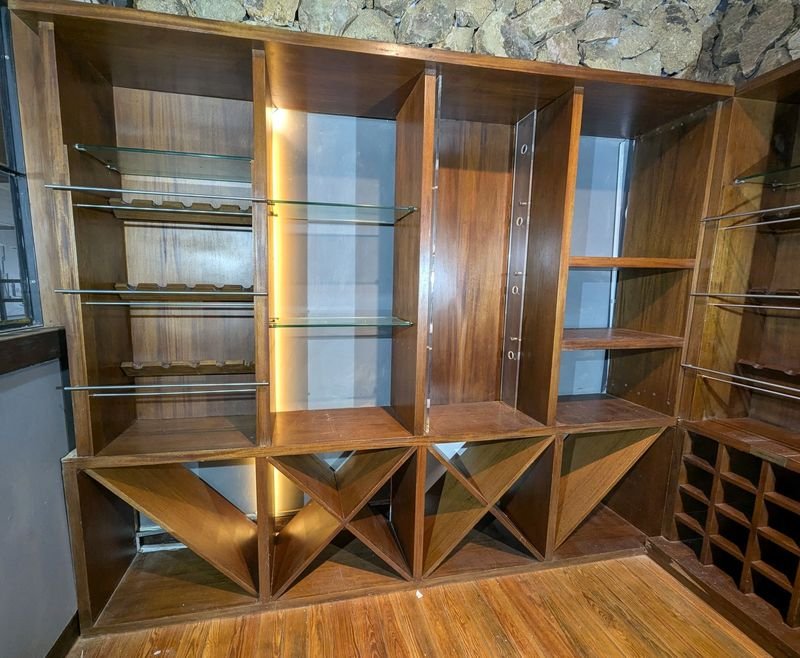 Estantería de madera con puertas de vidrio - imagen 5