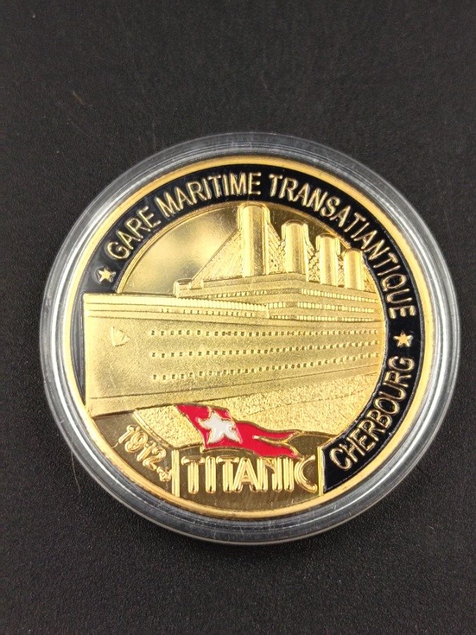 Medalla Conmemorativa Titanic Chapada en Oro y Esmalte