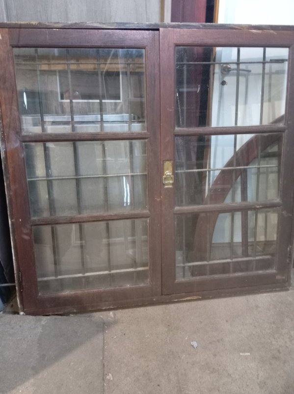 Ventana Antigua de Madera con Vidrio Oscuro, Hierro y Reja