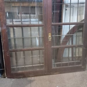 Lote anterior: Ventana Antigua de Madera con Vidrio Oscuro, Hierro y Reja