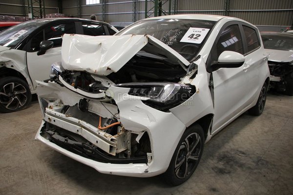 Auto Blanco Dañado - Remate Presencial - imagen 1