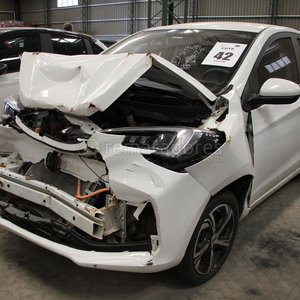 Lote siguiente: Auto Blanco Dañado - Remate Presencial